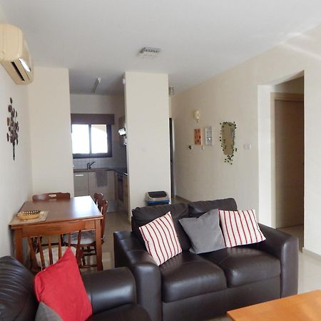 Barlee'S Apartment Paralimni Bagian luar foto