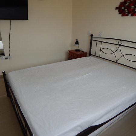 Barlee'S Apartment Paralimni Bagian luar foto