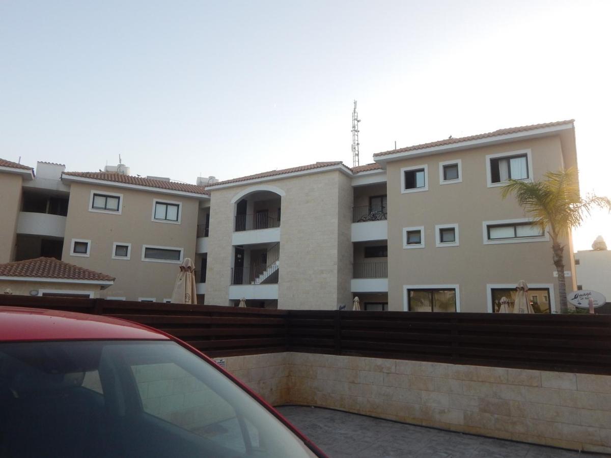 Barlee'S Apartment Paralimni Bagian luar foto