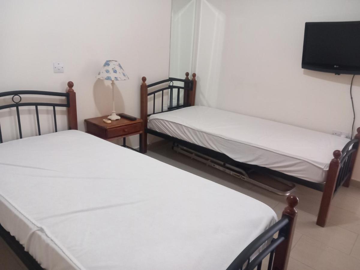 Barlee'S Apartment Paralimni Bagian luar foto