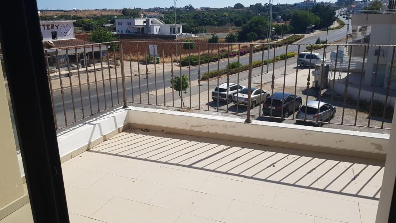 Barlee'S Apartment Paralimni Bagian luar foto